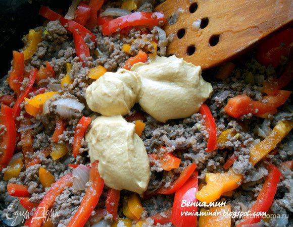 Практически одновременно с перцем положить горчицу. Тут уже дело вкуса, 2 ст.л. можно смело взять, далее нужно пробовать! 