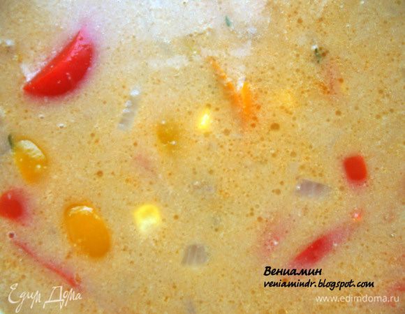 В кастрюле вскипятить воду (примерно 1,25 литра или чуть больше), переложить фарш с овощами и дать покипеть на небольшом огне минут 5. Присоединить кукурузу, можно не размораживая, и листики тимьяна, оставить еще на несколько минут, после чего огонь выключить. Если на Ваш вкус суп слишком густой - просто подкорректируйте кипяченой водой. Очень рекомендую дать настояться супу хотя бы час, и еще: если не боитесь дополнительных калорий, которых здесь и так достаточно много, добавьте в горячий суп кусочек (столовую ложку, не больше) сливочного масла - почему то оно в данном случае определенно уместно. Да и даже врачи подтвердят, что 20 гр. сливочного масла в столь мощные морозы не помешают:))) При подаче по желанию присыпать пекорино и небольшим количеством тимьяна.