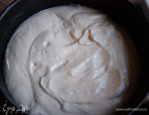 Добавим муку в яичную смесь и примерно 1/10 получившейся смеси добавим в молочно-масляную смесь. Затем добавим оставшуюся и слегка перемешаем. Заполним форму и будем выпекать в предварительно разогретой до 160 градусов духовке примерно 25 минут