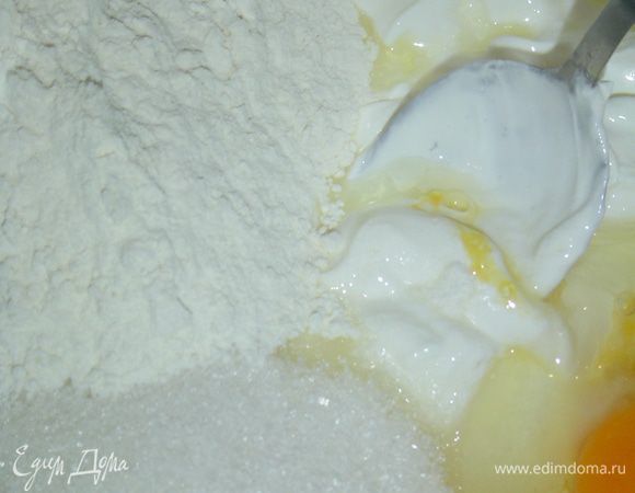 А теперь готовим крем №1, для этого смешиваем сметану,сахар,яйцо, муку, все перемешиваем и на водяной бане доводим до загустения.