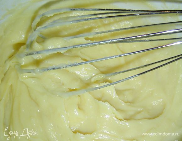 Взбиваем масло, а затем по одной столовой ложке добавляем сметанный крем и взбиваем, делаем это после каждой добавленной ложки. При взбивании крем и масло должны быть одной температуры.