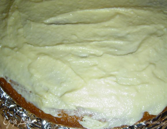 Крем готов и мы приступаем к сборке торта. Смазываем один из двух одинаковых коржей 1/2  крема,