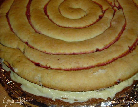 сверху кладем корж-улитку и на него выкладываем оставшийся крем.