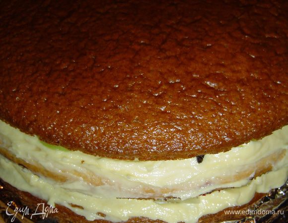 накрываем оставшимся коржом и даем постоять торту пару часов в холодильнике.