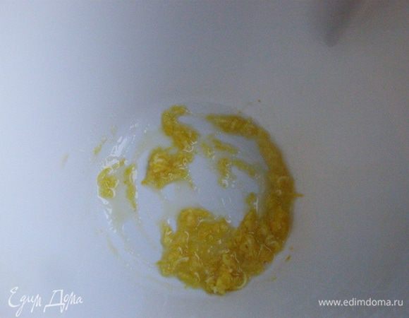 Пока бисквит печется, приготовим песочное тесто. Смешаем яйца, ванильный сахар, лимонную цедру и соль