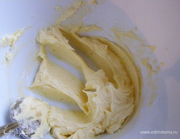 В полученную смесь введем сливочное масло и сахарную пудру