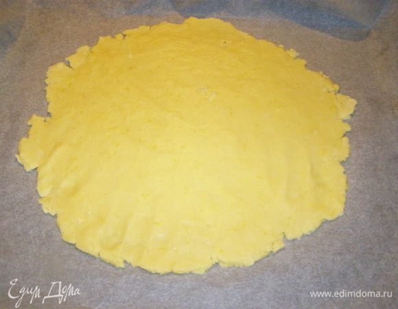 Раскатывем на пергаменте диаметром чуть больше 26 см