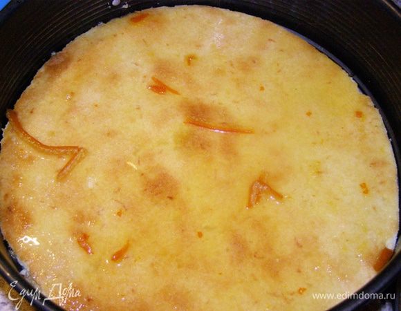 В тортовое кольцо положим песочное основание, смажем абрикосовым/апельсиновым конфитюром