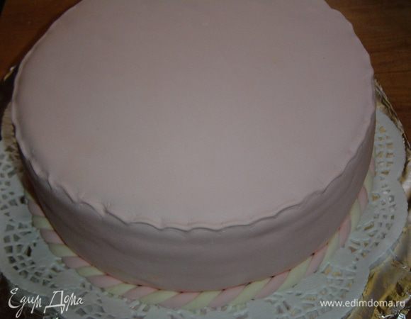 Раскатываем мастику и покрываем торт.