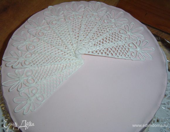 А дальше все зависит от Вашей фантазии. Я подготовила украшение из айсинга - веер, выложила его на одну половину торта,края скрепляя айсингом.