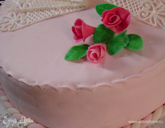 Дополнила розами из мастики и обрамила торт жгутом из двухцветной мастики.