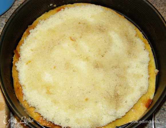 Бисквитное основание выложим поверх песочного основания. Пропитаем. Для пропитки уварим раствор сахара и воды ло 40 мл, добавим коньяк.