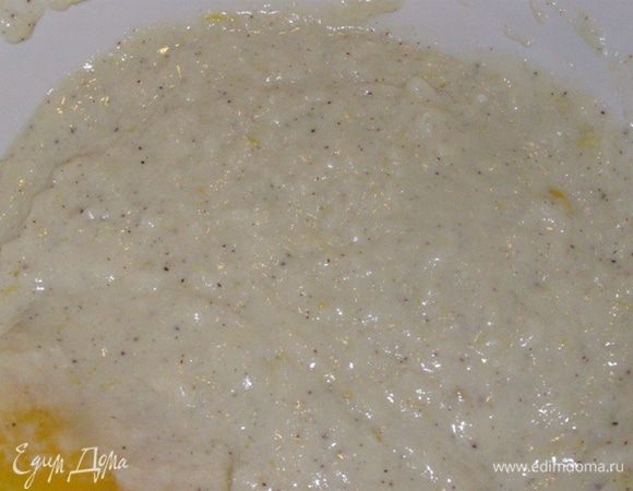 Смешаем остальные ингредиенты, за исключением взбитых сливок, размешаем до однородной консистенции. Добавим желатин