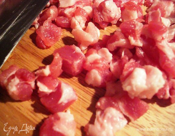 Пока цеппелины варятся, приготовьте шкварки с жареным луком: мелко нарежьте сало. Лучше, если оно будет с мясом, например, свиной бок. 