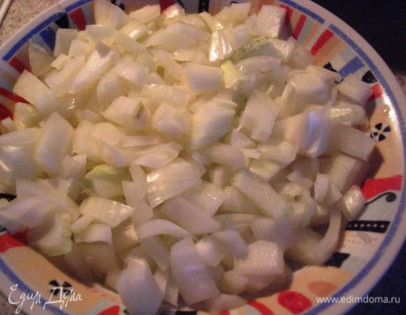 Мелко нарежьте лук. 