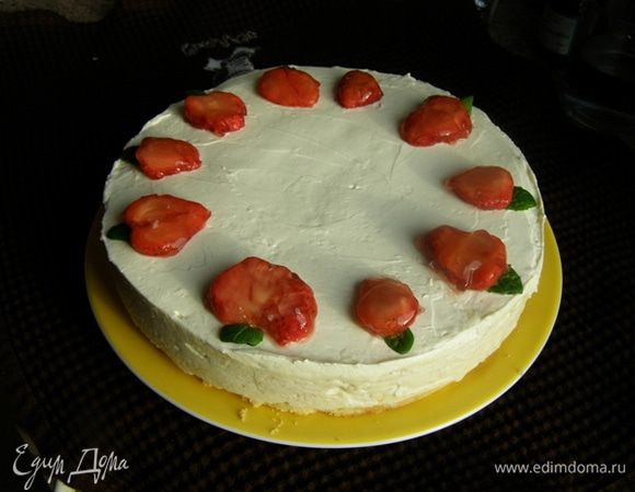 Снимаем тортовые кольца. Для этого Горячим феном проводим по бокам формы, далее все просто. Торт выкладываем на блюдо. Заранее размороженную клубнику режем на пластинки. Из пакетика желе для торта приготовим желе по инструкции. Охлажденным желе смажем пластинки клубники, это не позволит клубнике выделять сок и торт получится очень презентабельным)) Листики клубники на торте легко заменим листиками мяты. Смотрите: имитация совершенна!))