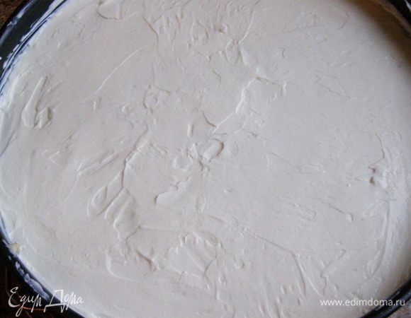 Взбиваем сливки с сахарной пудрой. Выкладываем на торт, разравниваем, охлаждаем минимум 10 минут