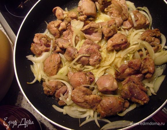 Порезать лук пополам и перьями вдоль.
Разогреть хорошо оливковое масло и обжарить на нём пару зубчиков чеснока до румяности. Чеснок убрать.
В ароматном масле обжарить индейку по 5 мин с двух сторон до золотистой корочки, добавить лук  и обжаривать ещё пару минут, влить вино, перемешать мясо и пару минут ещё подержать на среднем жару. Горячее мясо разложить по подготовленным горшочкам. Порционных взять 5 штук. У меня был 1 большой (на 3 литра) и 1 порционный. Горшочки накрыть крышками. 