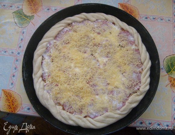 Приготовление пиццы: Тонко раскатываем тесто, укладываем в форму. Мажем тесто кетчупом(если есть можно добавить салат "Лечо"), укладываем кусочки обжаренной курицы, на мелкой терке натираем плавленный сырок, яйцо. Укладываем нарезанную кружочками копченую колбасу, сверху мажем майонезом, и натираем на мелкой терке сыр. Ставим в духовку на 30 минут. Приятного аппетита! 