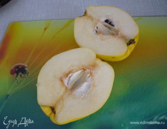 Айву почистить и нарезать, добавить к капусте.