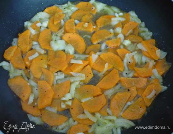 Морковь и лук измельчить и обжарить. Добавить томатную пасту, немного грибного бульона и черный перец горошком, предварительно растертый в ступке. Тушить 10 минут.