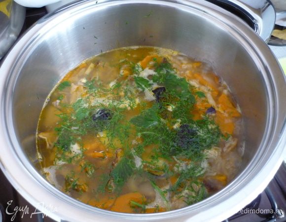Соединить все ингредиенты в кастрюле, довести щи до кипения, добавить чернослив и зелень.