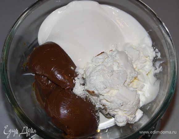 Сгущённое молоко лучше отварить дома. Оно гораздо вкуснее. Я варю 4-5 часов. Мне нравится когда молоко очень проваренное, густое и тёмное. Вы можете сделать на свой вкус. В любом случае возьмите кастрюлю побольше и накрывайте её крышкой при варке, тогда ваша вода не выкипит через час-два. Уточню для тех, кто никогда не варил сгущённое молоко дома. Покупаете продукт очень высокого качества, без добавок и растительных жиров. Помещаете в большую глубокую кастрюлю,заливаете доверху водой (можно сразу горячей). Накрываете крышкой и ставите на средний огонь и варите от 2 до 5 часов. Вода при этом медленно кипит. Через два часа она будет нежная и светло коричневая. Далее с каждым часом она будет становится гуще и темнее. Иногда проверяйте количество воды, банки должны быть полностью закрыты водой.