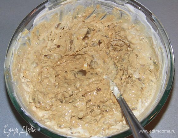 Творог, сгущённое молоко (300 г) и сметану перемешать.