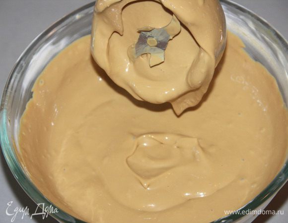 Однородную массу простым перемешиванием получить не удастся. Проще всего воспользоваться погружным блендером.