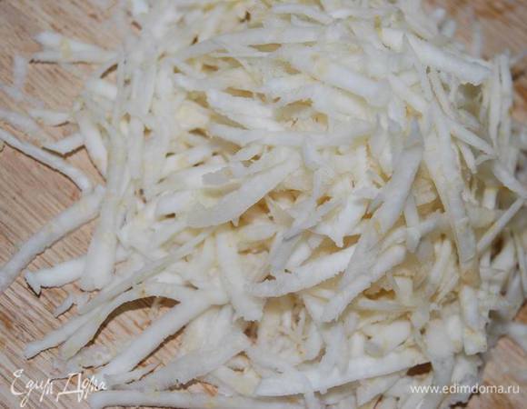 Натрем на крупной терке сельдерей.