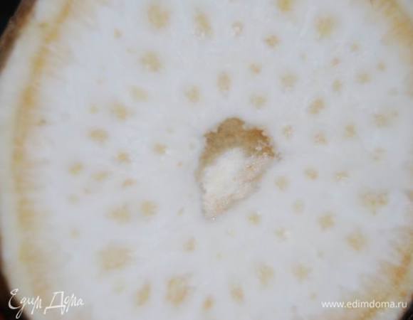 Для тех,кто еще не смог себя приучить к нему:), добавляю фото корня сельдерея с сердцем внутри!