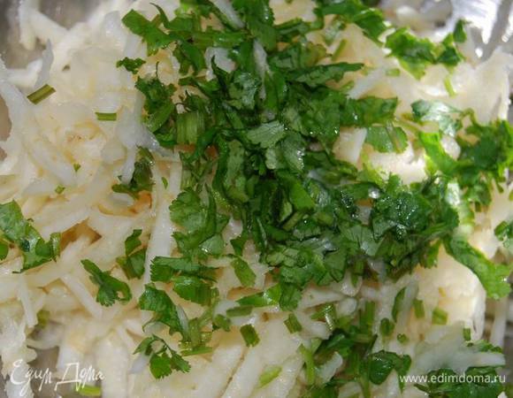 Немного соли,сахара,лимонного сока и пожмем ручкой для сочности. Добавим мелко порезанную кинзу.