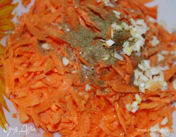 Так же поступим с морковью, добавив те же соль,перец,молотый кориандр и зубок мелко нарезанного чеснока.