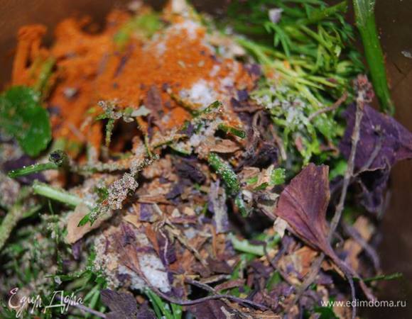 Когда подумала о заправке, решила, что подойдет зеленое ароматное масло. Измельчим в блендере побольше зелени,добавив сок лимона,сахар,красный перец,сушеный или свежий базилик и оливковое масло.