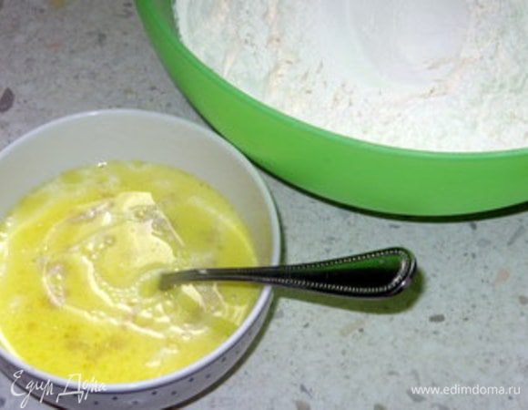 Приготовить хлебные горшочки-мешочки.(я делала 2) Для этого согреть молоко. Добавить к нему оливковое масло, по щепотке сахара и соли и расстворить в молоке дрожжи.