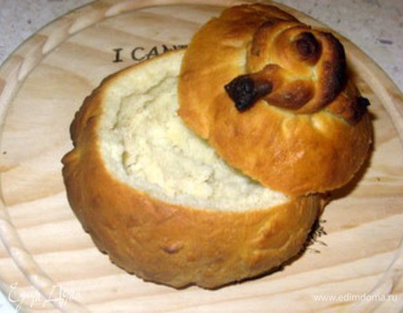 Достать готовые горшочки и дать им остыть. 
Срезать крышечку. Вырезать мякоть.
