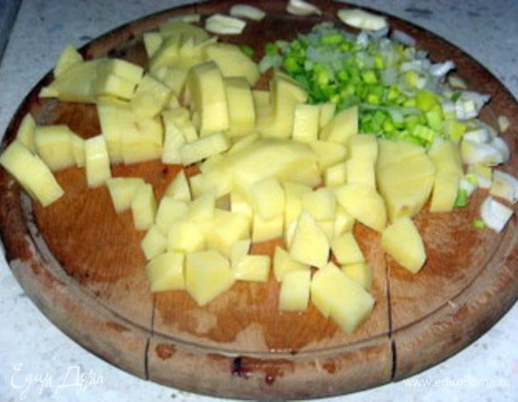 Лук мелко нашинковать.Картофель нарезать на кубики.


