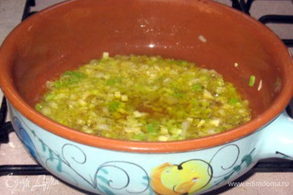 На оливковом масле с добавлением сливочного обжарить лук и чеснок.