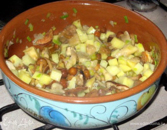 Добавить картофель, а затем,  грибы. Обжарить всё вместе минут 10. Посолить, поперчить.
