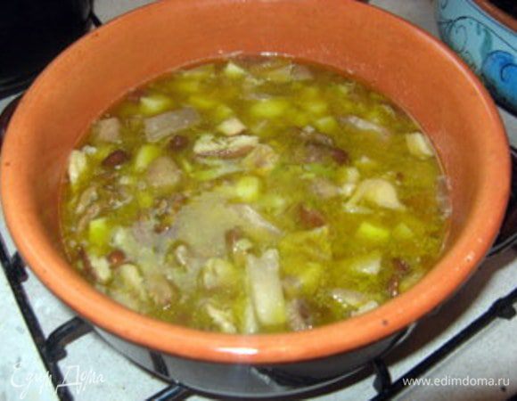 Влить вино и дать ему выпариться.
Влить горячий бульон и поварить всё вместе под крышкой около 30 минут или пока грибы и картофель не дойдут. 
