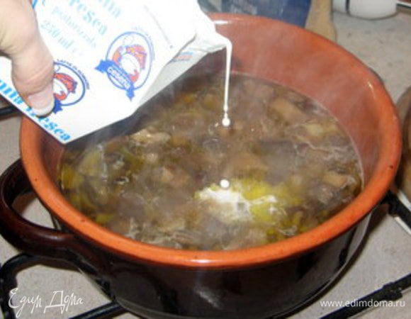 Снять кастрюлу с огня и влить сливки