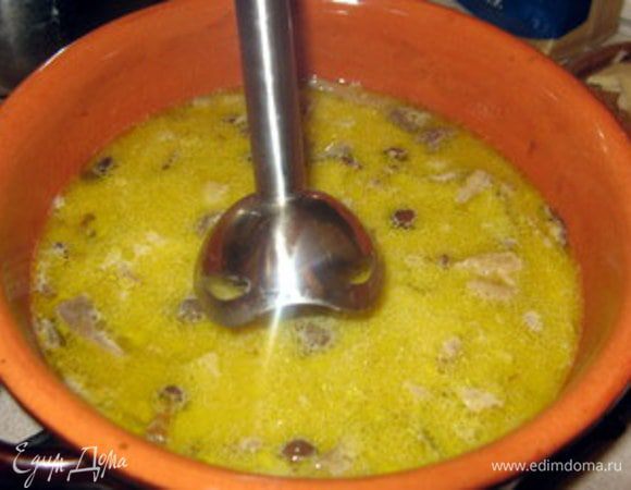 Блендером на погружение перемолоть слегка суп, чтобы придать ему кремообразную консистенцию