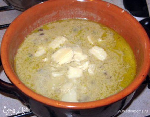 Вернуть кастрюлю на огонь  и добавить сыр, нарезанный на тонкие ломтики.
Варить пару минут, пока сыр не растает , постоянно помешивая.
