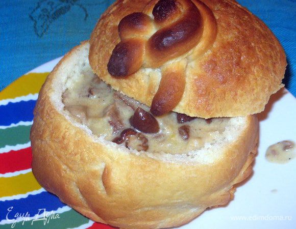 Налить суп в хлебные горшочки. 