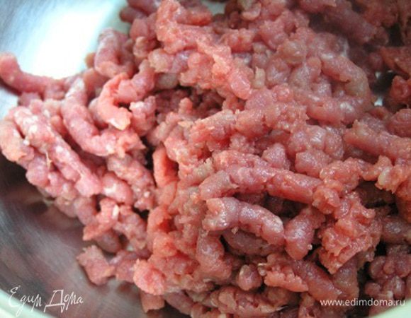 Мясо нарезать на кубики, пропустить через мясорубку с насадкой с крупными дырочками.