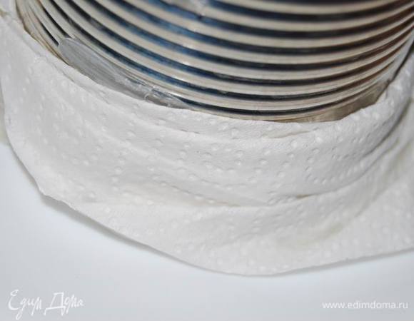 Можно просто соединить все ингредиенты и заправить зеленым маслом. А можно чуть покреативить и выложить в кольцо для салата (у меня самодельное). Каждый слой произвольно перекладываем черносливом и орехами,зеленым маслом. 