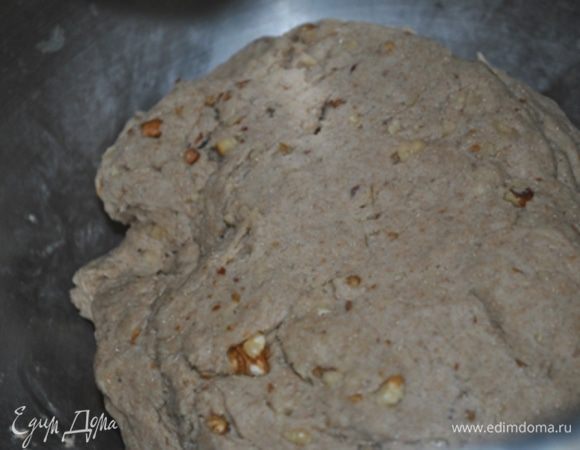 Смешать оба вида муки, соль, молотые орехи и дрожжи. В центре сделать углубление, влить молоко, раст. масло и замесить тесто.
Поставить в теплое место до увеличение объема в 2 раза (у меня поднялось за 2 часа).
Далее тесто обмять и вмесить рубленные орехи. 
