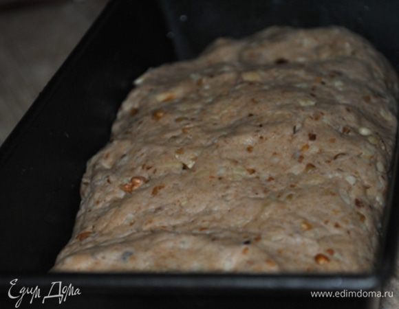 Форму для выпечки хлеба смазать раст. маслом, сформировать буханку, положить в форму 