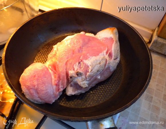 Бульон КРАСНЫЙ. 1 кг мяса (любое) ополоснуть, положить жирной стороной на дно кастрюли. Подлить 3-4 ст. л. воды. Чтобы дно кастрюли не было сухим. Положить к этой говядине основных нарезанных кореньев, накрыть плотно крышкой, поставить на малый огонь, часто переворачивая мясо, и мешая коренья, чтоб не пригорели, а только подрумянились, подливая каждый раз по 1 ложке воды. 