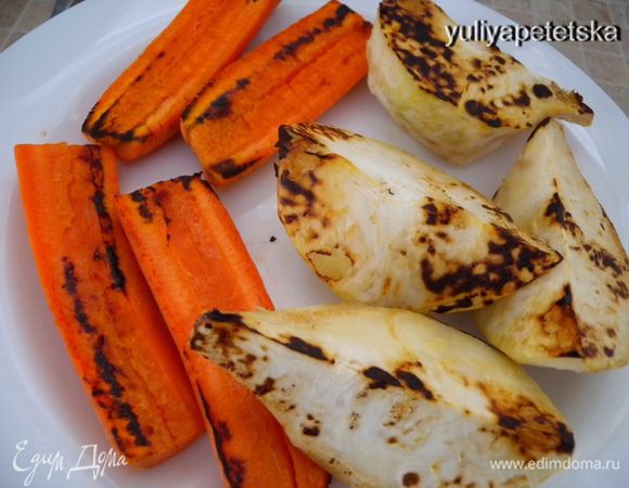 У меня сковородка маленькая, поэтому я отдельно подрумянила овощи от мяса. Овощи на сухой сковородке.  